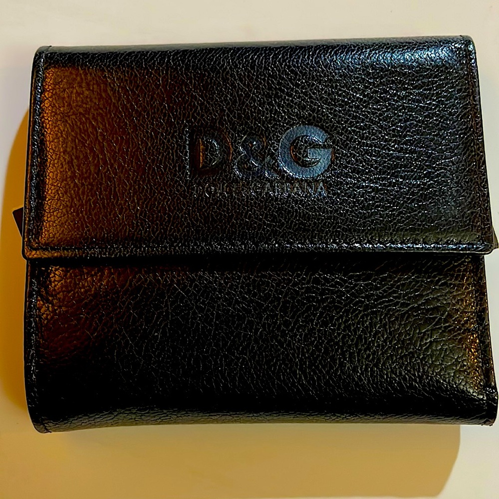 D&G UNISEX logo embossed ltr trifold wallet w/tag and authenticator label